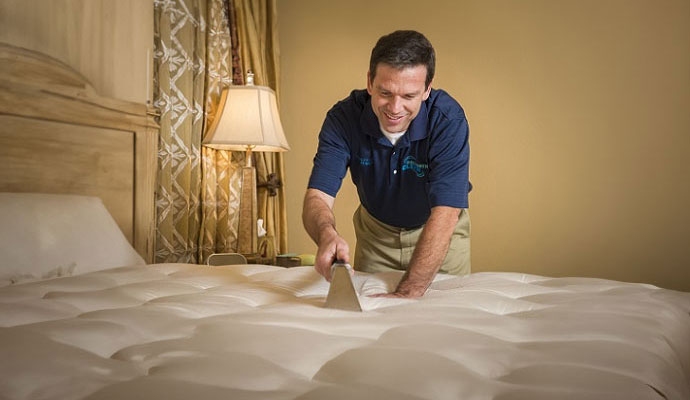 An expert cleaning mattress using advanced equipment